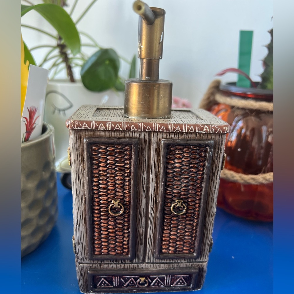 SOLD [Free add on] Gorgeous unique liquid soap dispenser bottle - Picture 2 of 5